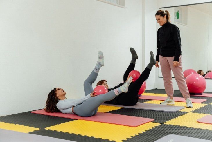 Aulas de Pilates em Grupo: guia passo a passo para quem busca alívio de dor e mais mobilidade