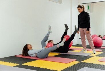 Aulas de Pilates em Grupo: guia passo a passo para quem busca alívio de dor e mais mobilidade Aulas de Pilates em Grupo: guia passo a passo para quem busca alívio de dor e mais mobilidade