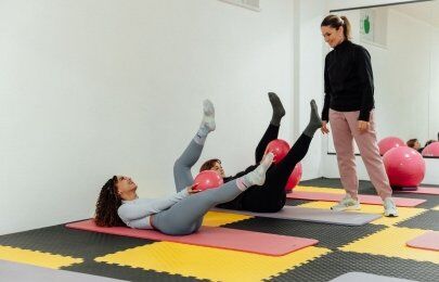 Aulas de Pilates em Grupo: guia passo a passo para quem busca alívio de dor e mais mobilidade